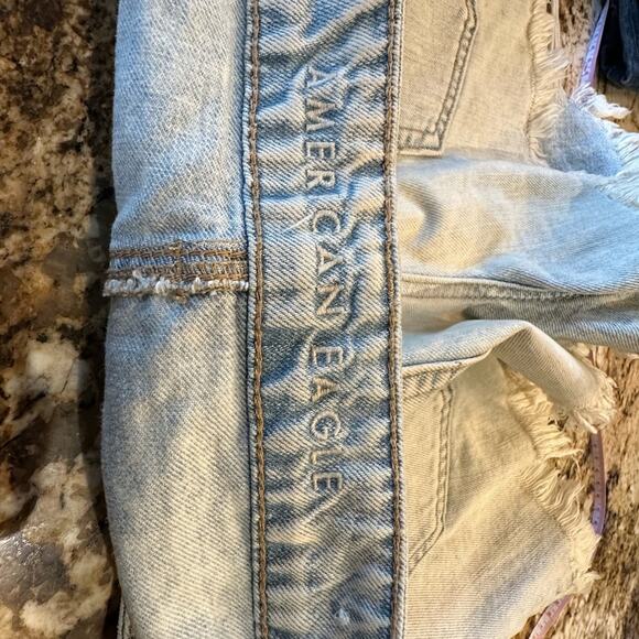 American Eagle Tom Girl Light Wash Destroyed Cut Offs Womens Size 8 - Picture 8 of 8
